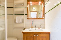 L'Ecrin Des Neiges - badkamer met handdoekenrek en wastafel